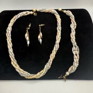 Faux Freshwater Dimpled Pearl Necklace set - with "T" Gold Tag on Clasp